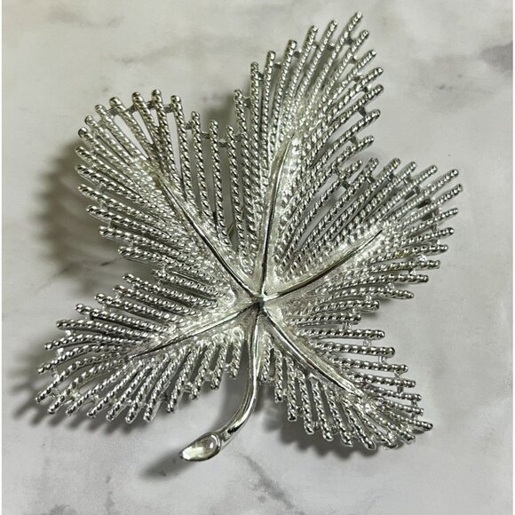 Vintage Sarah Coventry Silver Tone Maple Leaf Brooch Pin Filagree Design - Picture 7 of 7